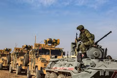 Xe quân sự Nga và Thổ Nhĩ Kỳ tuần tra tại thị trấn Darbasiyah, tỉnh Hasakeh, biên giới Syria-Thổ Nhĩ Kỳ, ngày 1/11/2019. (Ảnh: AFP/TTXVN)