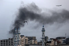 Khói bốc lên sau một cuộc không kích do Israel tiến hành tại Dải Gaza ngày 13/11/2019. (Ảnh: AFP/TTXVN)