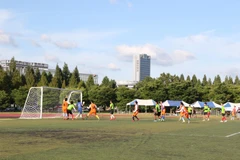 Thi đấu bóng đá. (Ảnh: Phóng viên TTXVN tại Seoul)