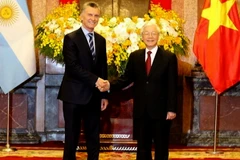 Tổng Bí thư, Chủ tịch nước Nguyễn Phú Trọng đón Tổng thống Argentina Mauricio Macri. (Ảnh: Trí Dũng/TTXVN)