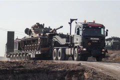 Xe quân sự của quân đội Thổ Nhĩ Kỳ được vận chuyển đến Sanliurfa, giáp giới Syria ngày 16/1/2018. (Ảnh: AFP/TTXVN)