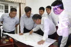 Lãnh đạo tỉnh Hậu Giang và các đơn vị liên quan đóng góp hướng tuyến cho dự án. (Ảnh: Duy Khương/TTXVN)