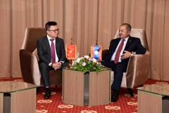 Bí thư Trung ương Đảng, Bộ trưởng Thông tin, Văn hóa và Du lịch Lào Kikeo Khaykhamphithoune tiếp Phó Tổng Giám đốc Thông tấn xã Việt Nam Lê Quốc Minh. (Ảnh: Thu Phương/TTXVN)