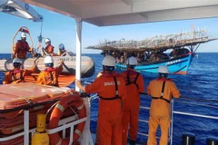 Tàu cứu hộ tiếp cận tàu cá để cấp cứu nạn nhân trên biển. (Ảnh minh họa. TTXVN phát)