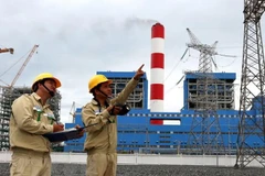 Công nhân Công ty Truyền tải Điện 4 kiểm tra thông số kỹ thuật trạm biến áp 500kV Duyên Hải sau khi tổ máy số 1 Nhà máy nhiệt điện Duyên Hải 3 hòa đồng bộ vào lưới điện Quốc gia. (Ảnh: Ngọc Hà/TTXVN)