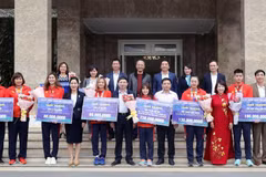 Lãnh đạo tỉnh chụp ảnh lưu niệm với đoàn thể thao Quảng Ninh tham dự SEA Games 30 đạt thành tích cao. (Ảnh: TTXVN phát)
