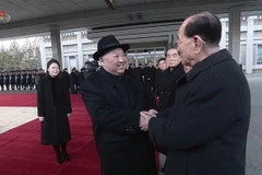 Nhà lãnh đạo Triều Tiên Kim Jong-un (trái, phía trước) và Chủ tịch Đoàn chủ tịch Hội nghị Nhân dân Tối cao (phải, phía trước) trước khi rời Bình Nhưỡng tới thăm Trung Quốc, ngày 8/1/2019. (Ảnh: Yonhap/TTXVN)
