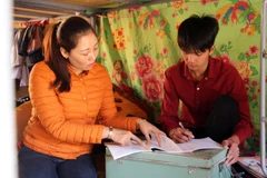 [Photo] Giáo viên đỡ đầu, tiếp sức cho học sinh nghèo đến trường