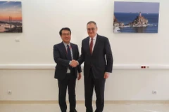 Ông Lee Do-hoon (trái) và ông Igor Morgulov trong cuộc gặp tại Vladivostok. (Nguồn: Yonhap)