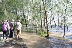 Người dân và người nhà những người bị nạn tìm kiếm người mất tích tại khu vực được cho là sà lan bị chìm. (Ảnh: Nam Thái/TTXVN)