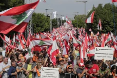 Người dân Liban xuống đường tuần hành tại Baabda ngày 3/11/2019. (Ảnh: AFP/TTXVN)