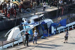 Lực lượng cứu hộ huy động cần cẩu để trục vớt du thuyền bị chìm trên sông Danube ngày 11/6/2019. (Ảnh: Yonhap/TTXVN)