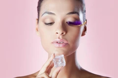 Tuyệt chiêu dưỡng da mùa Hè bằng đá lạnh cho phái đẹp