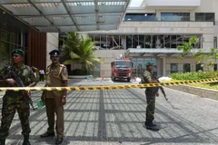 Lực lượng an ninh gác tại lối vào khách sạn Shangri-La ở thủ đô Colombo, Sri Lanka sau vụ tấn công ngày 21/4/2019. (Ảnh: AFP/TTXVN)