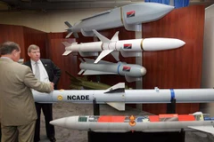 Mô hình tên lửa của công ty Raytheon được trưng bày tại triển lãm hàng không và không gian ở Washington, DC, Mỹ. (Ảnh: AFP/TTXVN)