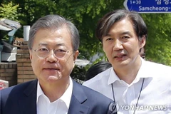 Tổng thống Hàn Quốc Moon Jae-in và ông Cho Kuk. (Nguồn: Yonhap)