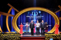Phóng viên Võ Mạnh Hùng (Báo Điện tử VietnamPlus) nhận giải A với tác phẩm Tội ác dưới những tán rừng xanh… Cửa đóng nhưng ruột vẫn rỗng. (Ảnh: Minh Hiếu/Vietnam+)
