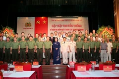 Phó Chủ tịch nước Đặng Thị Ngọc Thịnh với các đại biểu. (Ảnh: Dương Giang/TTXVN)