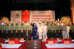 Phó Chủ tịch nước Đặng Thị Ngọc Thịnh với các đại biểu. (Ảnh: Dương Giang/TTXVN)