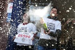 Người dân Tây Ban Nha ăn mừng trúng thưởng. (Nguồn: Reuters)