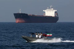 Binh sỹ Iran tuần tra gần một tàu chở dầu trên eo biển Hormuz ngày 30/4/2019. (Ảnh: AFP/TTXVN)