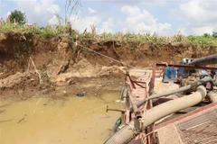 Các tàu hút cát sát bờ, trực tiếp gây sạt lở bờ sông. (Ảnh minh họa. Hưng Thịnh/TTXVN)