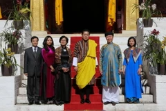 Đại sứ và các cán bộ Đại sứ quán chụp ảnh cùng Quốc vương Bhutan sau lễ trình Quốc thư. (Ảnh: Huy Lê/Vietnam+)