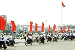 Đoàn xe diễu hành tuyên truyền hưởng ứng Ngày Thế giới phòng chống AIDS qua các tuyến đường tại thành phố Bắc Giang. (Ảnh: Dương Ngọc/TTXVN)