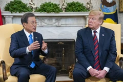 Tổng thống Hàn Quốc Moon Jae-in và người đồng cấp Mỹ Donald Trump. (Nguồn: Bloomberg)