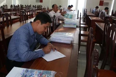 Thí sinh thực hiện phần thi viết thi tuyển Phó giám đốc Sở Công Thương. (Ảnh: Duy Khương/TTXVN)