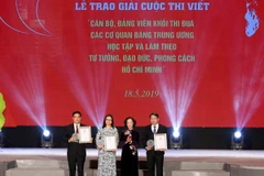 Bà Trương Thị Mai, Ủy viên Bộ Chính trị, Bí thư Trung ương Đảng, Trưởng Ban Dân vận Trung ương trao giải A cho các tập thể, cá nhân.( Ảnh: Phương Hoa/TTXVN)