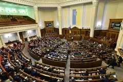 Toàn cảnh một phiên họp Quốc hội Ukraine tại thủ đô Kiev. (Ảnh: AFP/TTXVN)
