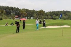 Một tay golf đang thi đấu. (Ảnh: Ninh Đức Phương/TTXVN)