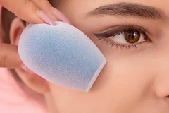 Bí quyết thoa lại kem chống nắng mà không làm xê dịch lớp nền