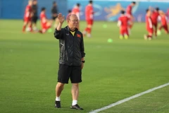 Huấn luyện viên Park Hang-seo vẫy tay chào phóng viên Hàn Quốc tới dự khán buổi tập. (Ảnh: Hoàng Linh/TTXVN)