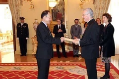 Đại sứ Nguyễn Thiệp (bên trái) trình Quốc thư lên đồng Quốc vương Andorra, Tổng giám mục Joan Enric Vives Sicília. (Ảnh: TTXVN phát)