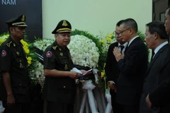 Quốc vụ khanh, Thống tướng El Van Sarat chia buồn với Đại sứ quán. (Ảnh: Phóng viên TTXVN tại Campuchia)