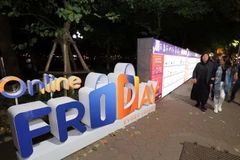 Bảng giới thiệu các quy trình mua hàng trực tuyến tại bờ hồ Hoàn Kiếm. (Ảnh: Trần Việt/TTXVN)