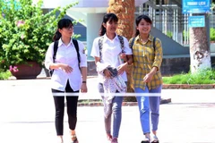Thí sinh rời điểm thi sau khi hoàn thành bài thi. (Ảnh: Phạm Kiên/TTXVN)