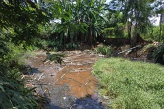 Hồ chứa nước thải sau xử lý bioga bốc mùi hôi thối khiến người dân bức xúc. (Ảnh: Tuấn Anh/TTXVN)