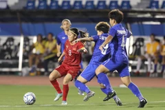 Pha tranh bóng quyết liệt trong trận chung kết giữa nữ Việt Nam gặp nữ Thái Lan tại SEA Games 30. (Ảnh: TTXVN)