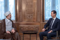 Tổng thống Syria Bashar al-Assad (phải) trong cuộc gặp phái đoàn nghị sĩ Quốc hội Iran do Chủ nhiệm Ủy ban An ninh Quốc gia và Chính sách Đối ngoại thuộc Quốc hội Mojtaba Zonnour (trái) dẫn đầu tại Damascus ngày 13/11/2019. (Ảnh: AFP/TTXVN)