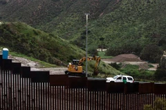 Bức tường ngăn cách biên giới Mỹ-Mexico nhìn từ Tijuana, bang Baja California, Mexico, ngày 14/2/2019. (Ảnh: AFP/TTXVN)