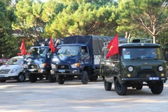 Đoàn xe đưa cán bộ, chiến sỹ đội K52 lên đường làm nhiệm vụ. (Ảnh: Dư Toán/TTXVN)