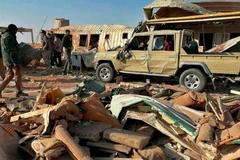 Các tay súng thuộc nhóm vũ trang Kataib Hezbollah điều tra tại hiện trường vụ oanh kích của quân đội Mỹ tại Qaim, Iraq, ngày 30/12/2019. (Ảnh: AP/TTXVN)