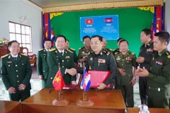 Lãnh đạo Bộ Chỉ huy Quân sự tỉnh Đắk Nông và Tiểu khu Quân sự tỉnh Mondulkiri ký bản ghi nhớ hợp tác. (Ảnh: TTXVN phát)
