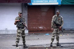 Lực lượng an ninh Ấn Độ gác tại một tuyến phố ở Jammu ngày 5/8/2019. (Ảnh: AFP/TTXVN)