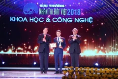 Ban tổ chức trao giải nhất lĩnh vực Khoa học công nghệ. (Ảnh: Minh Quyết/TTXVN)