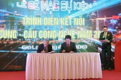 Các đơn vị ký kết hợp đồng chuyển giao công nghệ tại Lễ bế mạc. (Ảnh: Hoài Nam/TTXVN)