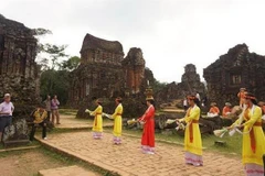 Hệ sinh thái đa dạng cùng với các giá trị văn hóa, lịch sử của di sản, thu hút khách đến tham quan, nghiên cứu. (Ảnh: Hữu Trung/TTXVN)